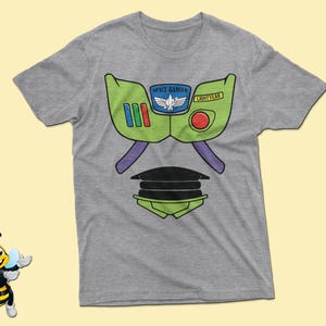 Puede incluir: Una camiseta gris con un gr&aacute;fico verde, amarillo y azul del casco y la pieza del pecho de Buzz Lightyear. El gr&aacute;fico incluye el texto "Space Ranger" y "Lightyear".