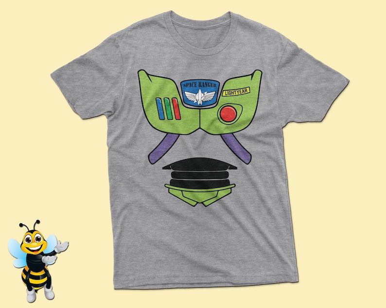 Puede incluir: Una camiseta gris con un gr&aacute;fico verde, amarillo y azul del casco y la pieza del pecho de Buzz Lightyear. El gr&aacute;fico incluye el texto "Space Ranger" y "Lightyear".
