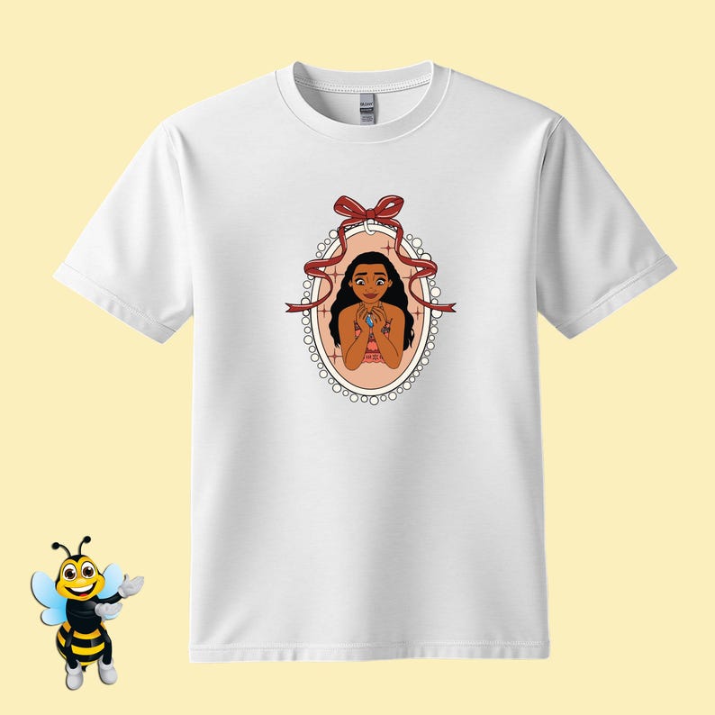 Puede incluir: Camiseta blanca con una ilustraci&oacute;n de dibujos animados de una mujer dentro de un marco ovalado. El marco est&aacute; decorado con perlas y un lazo rojo. La mujer tiene pelo largo y negro y sostiene una gema azul.