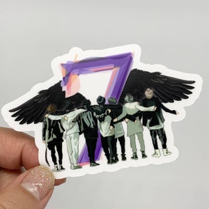 Pu&ograve; includere: Un adesivo con un gruppo di sette figure in piedi in un cerchio con le braccia intorno agli altri. Le figure sono in silhouette in bianco e nero e stanno davanti a un grande numero sette viola. Il numero sette ha un paio di ali nere dietro.