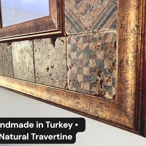 Pode incluir: Uma placa de madeira rústica com o texto "Welcome to our home" em letras brancas. A placa apresenta um acabamento desgastado e um design simples e convidativo, perfeito para uma varanda ou entrada.