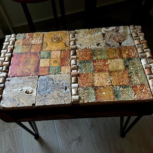 Handgefertigter Mosaik-Couchtisch – Vintage & Mid-Century Fliesen-Couchtisch – Rustikales Teakholz und Altholz – Einzigartige Wohnkultur