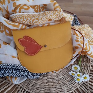 Kleine Mädchentasche aus senfgelbem Leder