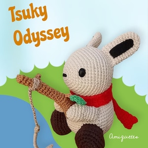 Puede incluir: Un conejo de crochet con una bufanda roja y sosteniendo un palo con una hoja verde. El conejo está sentado en una superficie marrón y está pescando en un cuerpo de agua azul. El texto "Tsuky Odyssey" está en la esquina superior izquierda de la imagen.
