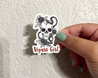 Klistermärke med huggormsflickan, huggormshåla, mörk romantik, boklig klistermärke, omvänt harem, vinylklistermärke, kryddig bokklistermärke