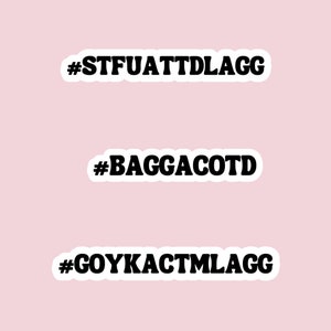 Op de afbeelding: Drie witte stickers met zwarte tekst op een roze achtergrond. De stickers lezen: #STFUATTDLAGG, #BAGGACOTD, #GOYKACTMLAGG.