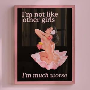 Puede incluir: Un estampado enmarcado con un borde rosa, que presenta una ilustración de estilo vintage de una mujer en una concha. El texto dice "I'm not like other girls, I'm much worse." La obra de arte está sobre un fondo negro.
