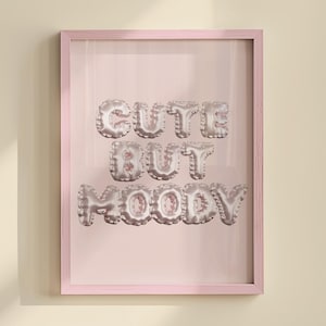Lámina artística divertida, linda pero melancólica - Arte de pared imprimible - Arte de pared con letras de globos - Arte rosa preppy - Arte para habitación de adolescente - Arte para apartamento Y2K