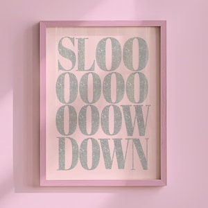 Slow Down Poster - Tägliche Affirmation Print - Glitzer Buchstaben Kunst - Trendige Y2K Wandkunst - Mädchenzimmer Kunst - Slow Down Art Print - druckbare Kunst