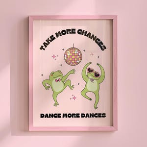Arte de pared con cita "Arriésgate más, baila más bailes" - Estética retro de rana de los años 70 - Descarga digital - Póster de rana lindo - Arte con frases positivas