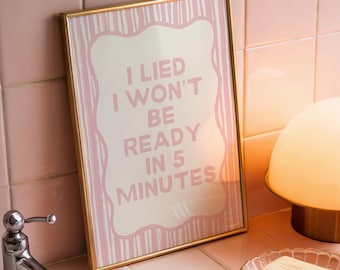 I lied, I Won&#39;t Be Bereit in 5 Minuten Rosa gestreifte Kunst - Druckbare Wandkunst - Trendige Wohnheim Dekoration - Süße Badezimmer Kunst - Ankleidezimmer Kunst