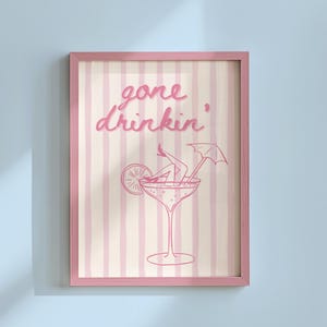 Gone Drinkin' アートプリント - ピンクストライプのプレッピーカクテルプリント - デジタルダウンロード - バーカートアート - かわいいマティーニポスター - トレンディなバーポスター
