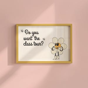 Peut inclure: Une affiche encadrée avec un cadre doré. L'image présente un personnage de dessin animé en forme de marguerite avec un visage orange et des pétales blancs. Le texte "Do you want the class tour?" est écrit en noir.