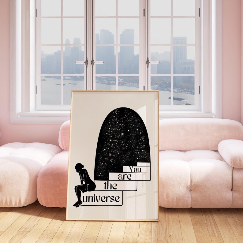 Puede incluir: Una ilustraci&oacute;n en blanco y negro de una persona sentada en unos escalones con un arco de cielo estrellado sobre ella. El texto "You are the universe" est&aacute; escrito en los escalones.