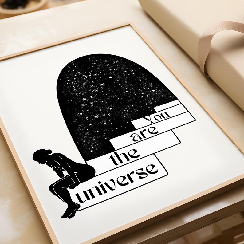 Puede incluir: Ilustraci&oacute;n en blanco y negro de una persona sentada en unos escalones con el texto "You are the universe" en un arco negro con un fondo de cielo estrellado.