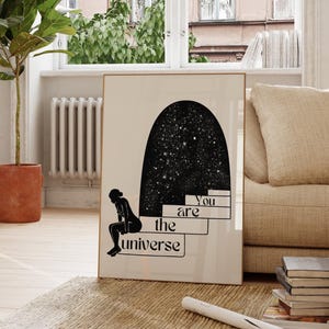 Puede incluir: Una ilustraci&oacute;n en blanco y negro de una persona sentada en unos escalones que conducen a un cielo nocturno estrellado. El texto "You are the universe" est&aacute; escrito en los escalones.