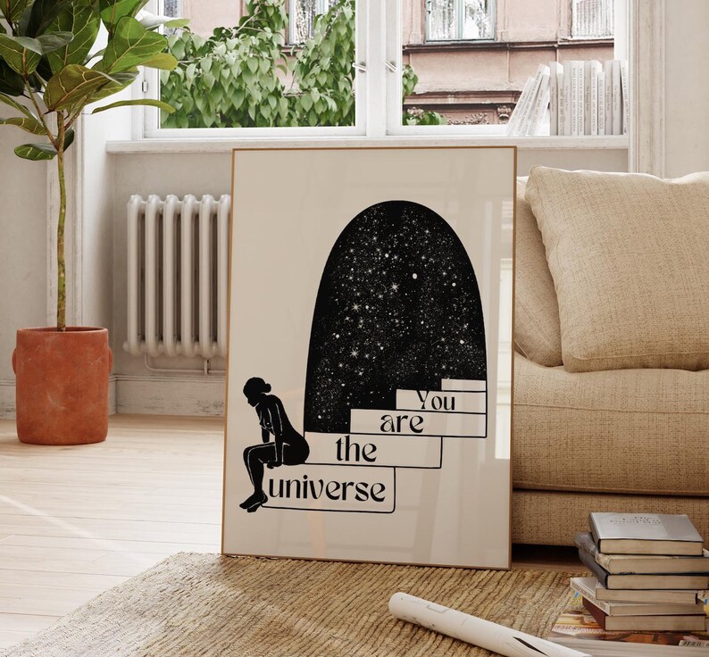 Puede incluir: Una ilustraci&oacute;n en blanco y negro de una persona sentada en unos escalones que conducen a un cielo nocturno estrellado. El texto "You are the universe" est&aacute; escrito en los escalones.