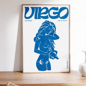 K&ouml;nnte beinhalten: Eine blaue Silhouette einer Frau, die das Sternzeichen Jungfrau darstellt. Das Bild zeigt den Text "JUNGFRAU" in einer Retro-Schriftart, "LeLunaStudio" und "Aug. 23 - Sept. 22". Die Frau hat einen Halbmond und eine Weizen&auml;hre auf ihrem K&ouml;rper t&auml;towiert.