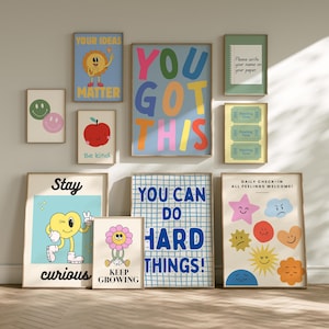 Puede incluir: Una colección de láminas enmarcadas con citas motivadoras e ilustraciones caprichosas. Las láminas presentan frases como «You Got This», «Be Kind» y «You Can Do Hard Things!». Se muestran varios colores y estilos.