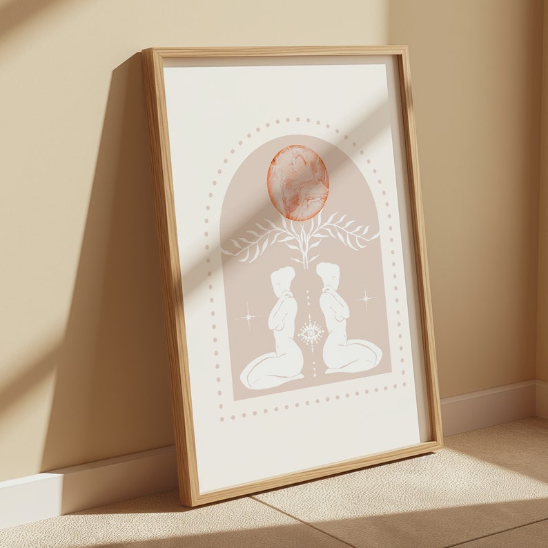 K&ouml;nnte beinhalten: Ein digitaler Kunstdruck mit zwei Figuren in meditativer Pose, die sich gegen&uuml;berstehen. Die Figuren sind in Wei&szlig; vor einem zarten rosa Hintergrund umrissen. Ein gro&szlig;er, abstrakter, orange-roter Kreis befindet sich &uuml;ber den Figuren, umgeben von einem zarten floralen Design.