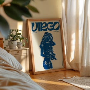 K&ouml;nnte beinhalten: Ein gerahmtes Poster mit einer blauen Illustration einer Frau, die das Sternzeichen Jungfrau repr&auml;sentiert. Das Poster tr&auml;gt den Text "Virgo" in einer stilisierten Schriftart und die Daten "Aug. 23 - Sept. 22".