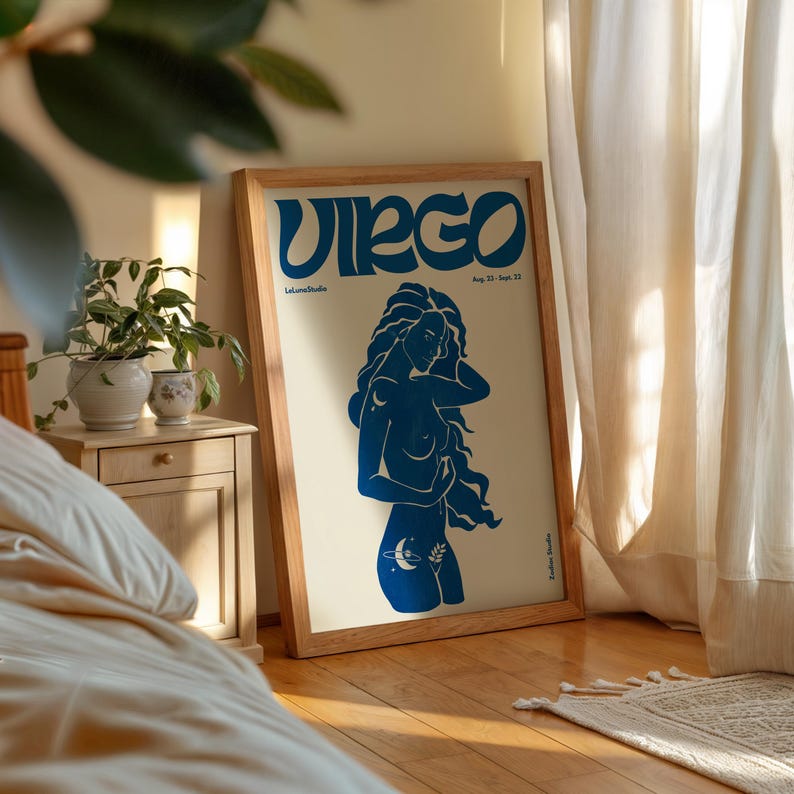 K&ouml;nnte beinhalten: Ein gerahmtes Poster mit einer blauen Illustration einer Frau, die das Sternzeichen Jungfrau repr&auml;sentiert. Das Poster tr&auml;gt den Text "Virgo" in einer stilisierten Schriftart und die Daten "Aug. 23 - Sept. 22".