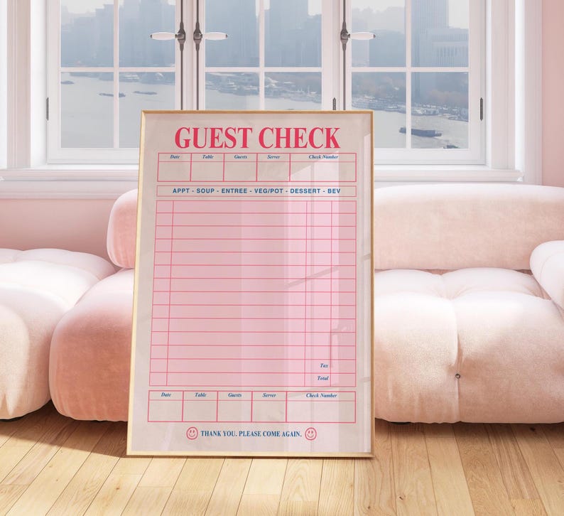 Puede incluir: Una impresi&oacute;n enmarcada rosa y blanca de "Guest Check". El texto incluye "APPT-SOUP-ENTREE-VEG/POT-DESSERT-BEV" y "Thank You, Please Come Again". La impresi&oacute;n se muestra en una habitaci&oacute;n con una ventana y un sof&aacute; rosa.