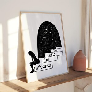 Puede incluir: Impresi&oacute;n en blanco y negro con una silueta de una persona sentada en escalones con el texto "You are the universe" encima.