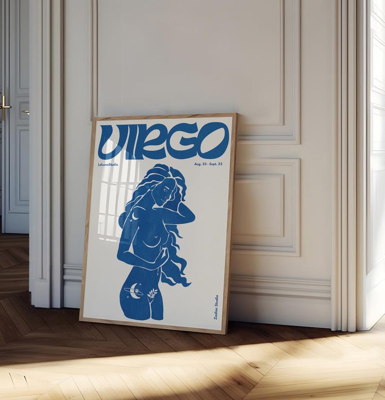 K&ouml;nnte beinhalten: Ein blaues und wei&szlig;es Poster mit dem Wort "JUNGFRAU" in einer stilisierten Schriftart. Das Poster zeigt eine blaue Silhouette einer Frau mit einem Halbmond und einem Zweig mit Bl&auml;ttern auf ihrem K&ouml;rper. Der Text "Aug. 23 - Sept. 22" ist unter dem Wort "JUNGFRAU" gedruckt.