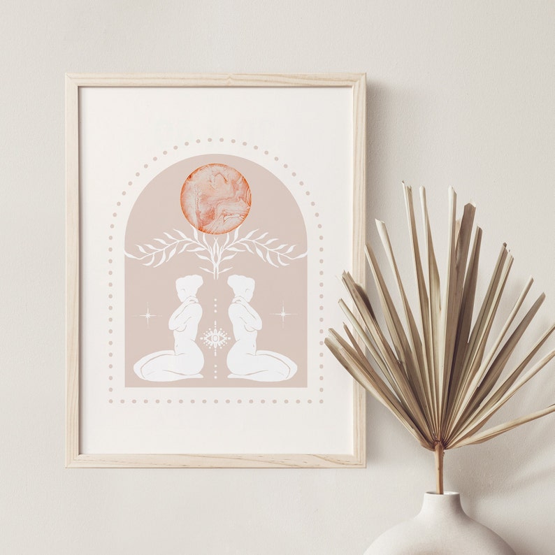 K&ouml;nnte beinhalten: Ein gerahmter Druck mit einem minimalistischen Design, das zwei sich gegen&uuml;berstehende Figuren, einen gro&szlig;en orangen Kreis und ein florales Motiv zeigt. Der Hintergrund ist hellrosa.