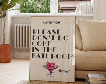 Puede incluir: Un cartel blanco con texto negro que dice "Atención: Por favor, no hagas coca en el baño. ¡Gracias!" Un corazón de dibujos animados con una cara sonriente y brazos está apuntando hacia arriba con los dedos.