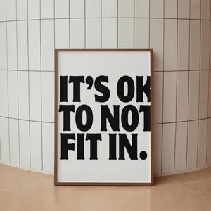 It's Ok To Not Fit In Print - Podnosząca na duchu sztuka ścienna - Plakat do klasy - Sztuka w gabinecie terapeutycznym - Sztuka do pokoju dziecięcego - Pobieranie cyfrowe - Pozytywny wydruk