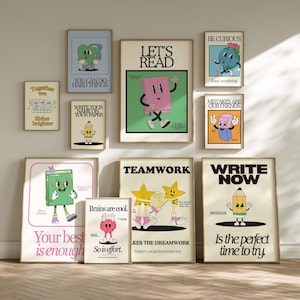 Puede incluir: Una colección de láminas enmarcadas con ilustraciones de estilo retro y citas motivacionales. Las láminas presentan personajes de dibujos animados como libros, lápices y estrellas, con frases como "Let's Read" y "Teamwork". La paleta de colores incluye beige, rosa y azul.