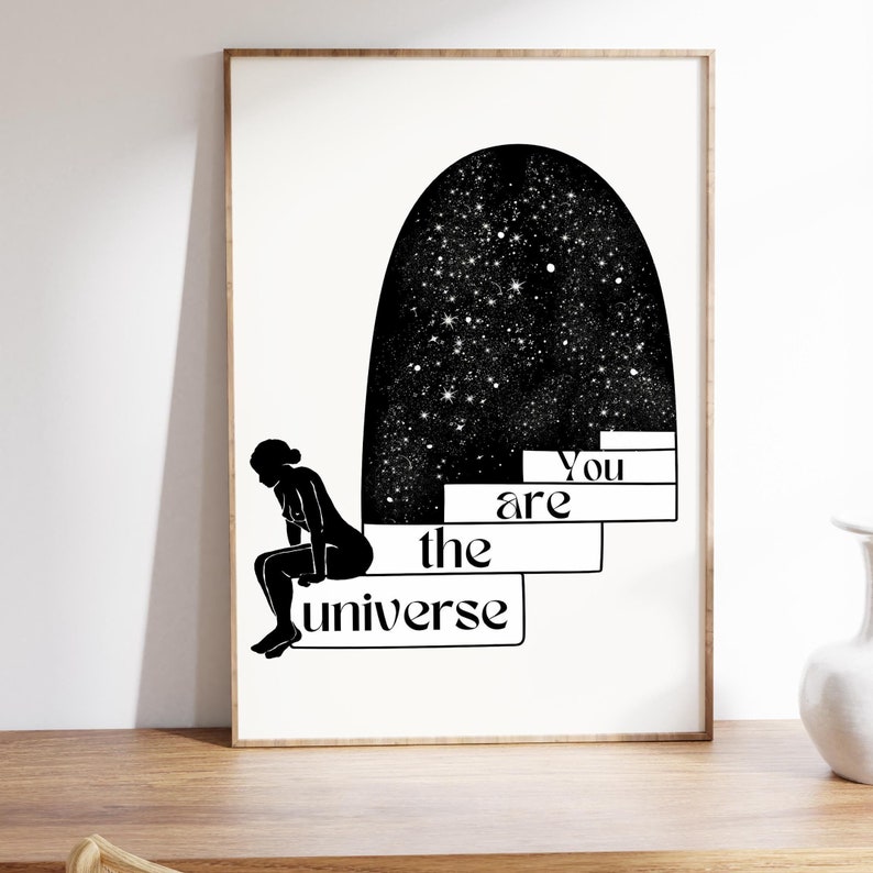 Puede incluir: Ilustraci&oacute;n en blanco y negro de una persona sentada en unos escalones con un arco de cielo estrellado sobre ella. El texto "You are the universe" est&aacute; escrito en los escalones.