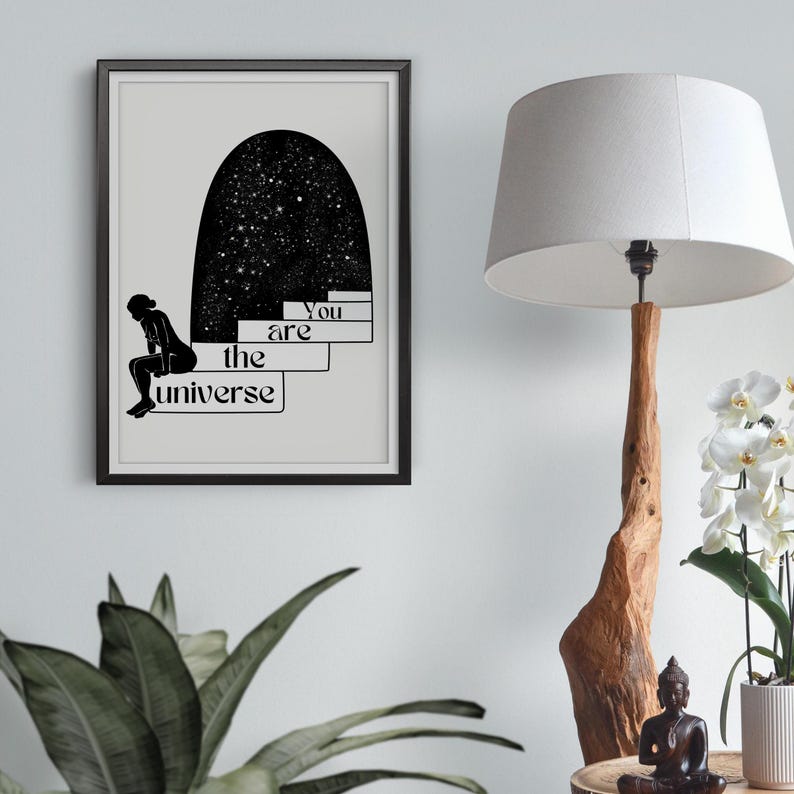 Puede incluir: Ilustraci&oacute;n en blanco y negro de una persona sentada en unos escalones que conducen a un arco estrellado. El texto "You are the universe" est&aacute; escrito debajo de los escalones.