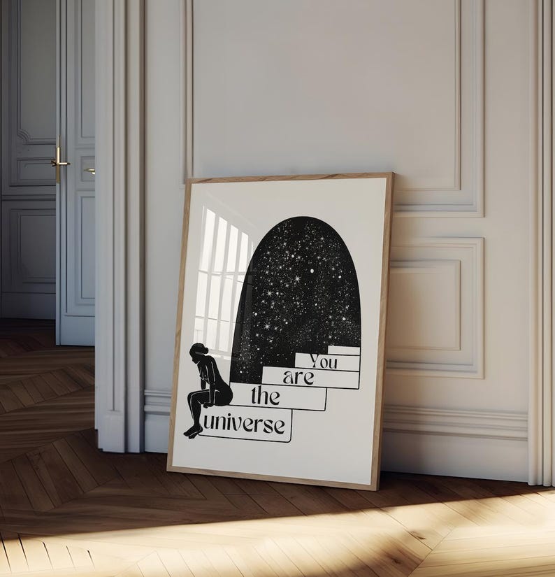 Puede incluir: Ilustraci&oacute;n en blanco y negro de una persona sentada en unos escalones con un cielo nocturno estrellado en un arco sobre ella. El texto "You are the universe" est&aacute; escrito en los escalones.