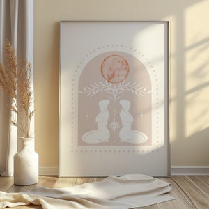 K&ouml;nnte beinhalten: Ein minimalistischer Kunstdruck mit zwei Figuren in einer Yoga-Pose, die sich gegen&uuml;berstehen, mit einem rosa und orangefarbenen Kreis dar&uuml;ber. Der Hintergrund ist hellbeige mit einem gepunkteten Rand.