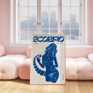 Pode incluir: Um cartaz azul e branco com a palavra "Scorpio" em uma fonte estilizada. O cartaz apresenta uma ilustra&ccedil;&atilde;o azul de uma mulher com uma cauda de escorpi&atilde;o.
