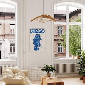 K&ouml;nnte beinhalten: Ein blaues und wei&szlig;es Poster mit dem Wort "Virgo" in einer Retro-Schrift. Das Poster zeigt eine blaue Silhouette einer Frau mit langen Haaren.