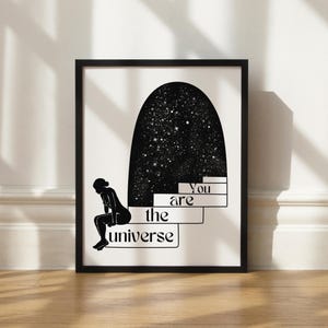 Puede incluir: Ilustraci&oacute;n en blanco y negro de una persona sentada en unos escalones con un cielo estrellado sobre ella. El texto "You are the universe" est&aacute; escrito en los escalones.