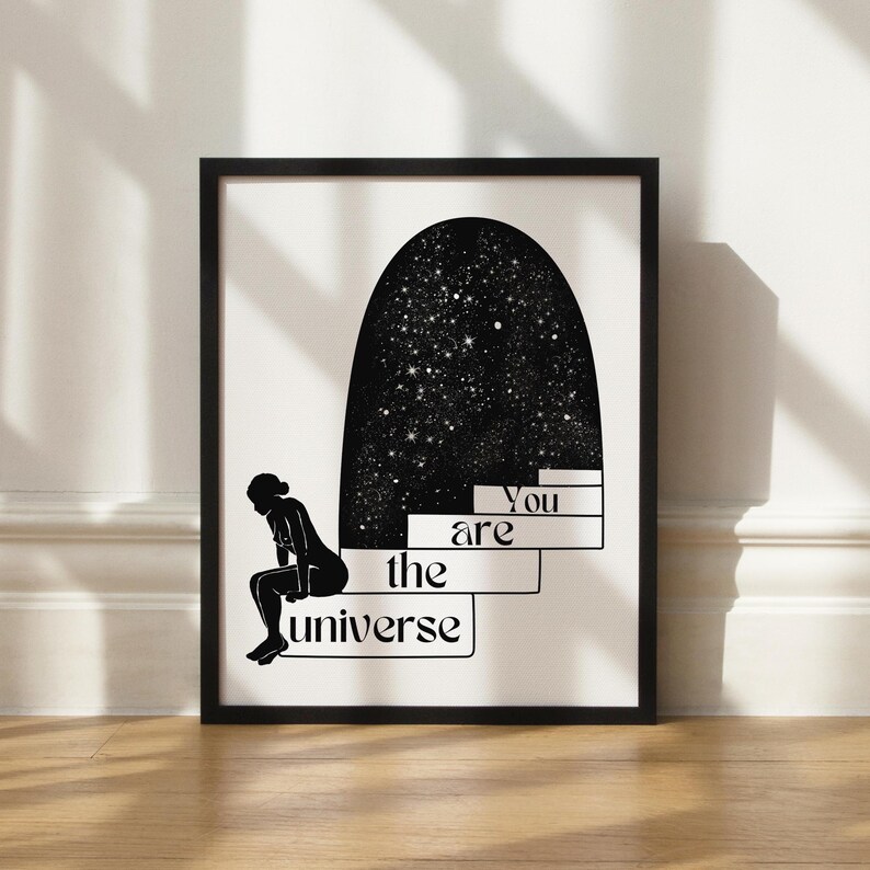 Puede incluir: Ilustraci&oacute;n en blanco y negro de una persona sentada en unos escalones con un cielo estrellado sobre ella. El texto "You are the universe" est&aacute; escrito en los escalones.