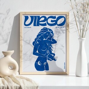 K&ouml;nnte beinhalten: Eine blaue und wei&szlig;e Illustration des astrologischen Zeichens Jungfrau. Die Illustration zeigt eine Frau mit langen Haaren und einem himmlischen Design auf ihrem K&ouml;rper. Der Text "Virgo" ist in einer Retro-Schriftart und die Daten "Aug. 23 - Sept. 22" befinden sich unter dem Text. Der Text "LeLunaStudio" befindet sich in der oberen linken Ecke und "LeLunaStudio" in der unteren rechten Ecke.