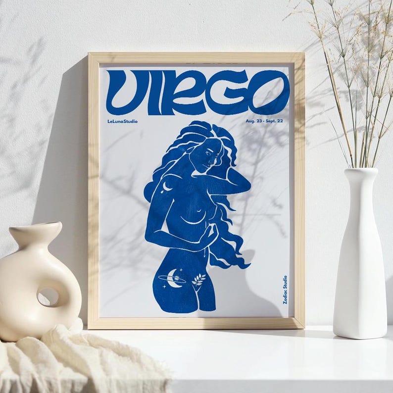K&ouml;nnte beinhalten: Eine blaue und wei&szlig;e Illustration des astrologischen Zeichens Jungfrau. Die Illustration zeigt eine Frau mit langen Haaren und einem himmlischen Design auf ihrem K&ouml;rper. Der Text "Virgo" ist in einer Retro-Schriftart und die Daten "Aug. 23 - Sept. 22" befinden sich unter dem Text. Der Text "LeLunaStudio" befindet sich in der oberen linken Ecke und "LeLunaStudio" in der unteren rechten Ecke.