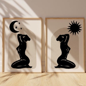 Peut inclure: Deux impressions encadrées avec un design minimaliste. Chaque impression présente une silhouette noire d'une personne avec les bras levés au-dessus de sa tête, sur un fond beige. Une impression a une lune noire en croissant avec des étoiles au-dessus de la personne, tandis que l'autre impression a un soleil noir avec des rayons au-dessus de la personne.
