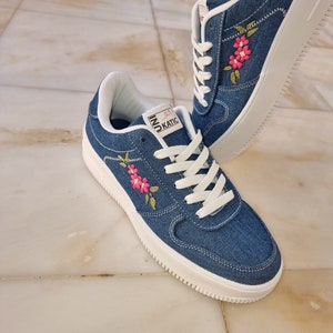 Aangepaste bloemenborduurschoenen, hand gebroide denim sneakers, verfraaide schoenen met de hand, gepersonaliseerde schoenen
