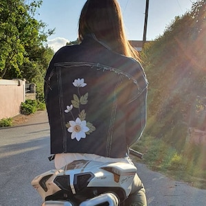 Beschnittene Hand bestickte Jeansjacke mit weißen Blumen, verzierte Jeansjacke, Blumenstickerei