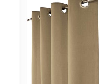 Puede incluir: Conjunto de tres cortinas opacas marrones con ojales plateados y una barra de cortina plateada.