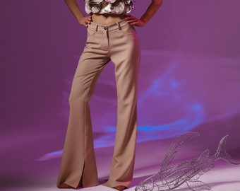 Ausgestellte Hose aus Viskose: Beige Schlaghose mit seitlichen Schlitzen