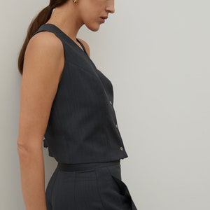 Cropped vest for women made from grey ctructured wool fabric