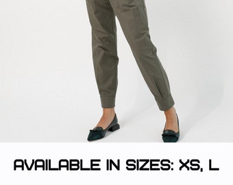 Women's pleated cargo pants in khaki color